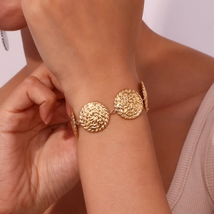 Dettaglio ravvicinato del bracciale con dischi martellati placcato oro 18K stile vintage