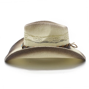 Détail du chapeau de cowboy en paille tissée avec bande cuir, perles et dégradé