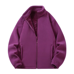 Dettaglio della giacca in pile viola con tasche a zip e fodera calda spessa