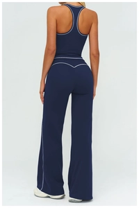 Détails de l'ensemble de yoga bleu marine avec liserés blancs et couture arrière en cœur