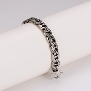Bracelet chaîne en acier inoxydable de style industriel avec texture écailles de serpent