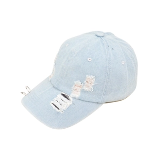 Detailaufnahme der hellblauen Jeans-Baseballkappe mit Metallringen und Used-Look-Details