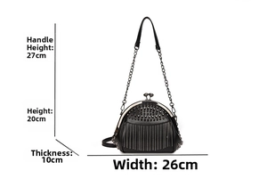 Detailliertes Größendiagramm für schwarze Fransen-Muscheltasche mit Maßen und Nieten