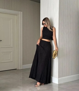 Détail de l'ensemble haut court sans manches et jupe longue noire avec broderie
