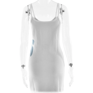 Vue détaillée latérale de la robe blanche en maille avec motifs floraux bleus