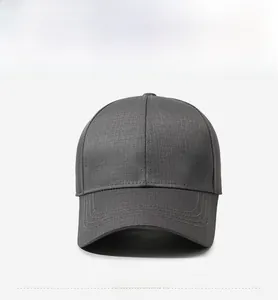 Détail d'une casquette en coton gris foncé avec couronne structurée et logo YS argenté