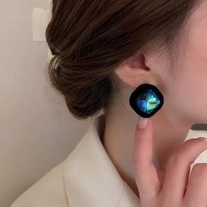 Détail des boucles d'oreilles carrées vintage avec cristal sarcelle et velours noir
