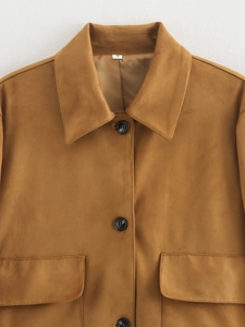 Détails d'une veste en daim marron avec col classique et grandes poches à rabat