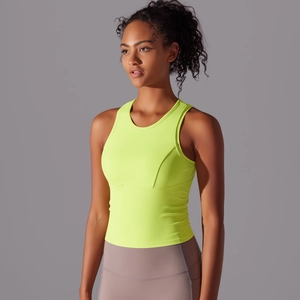 Détail d'un débardeur de sport jaune néon dos nageur en tissu plissé et respirant