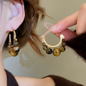 Détails de boucles d'oreilles créoles dorées avec perles rondes en pierre d'œil de tigre