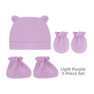Vue détaillée de l'ensemble bébé en violet clair avec texture coton tricoté