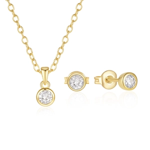 Detalle de conjunto de joyas de plata 925 con circón engastado y acabado en oro