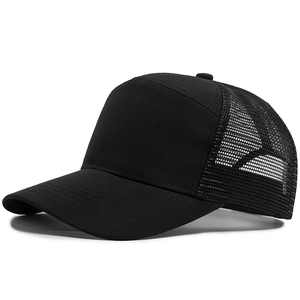 Cappello trucker nero con rete traspirante e visiera curva visto da un'angolazione di 45°