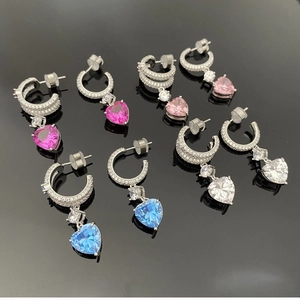 Détails des boucles d'oreilles en zircon en forme de cœur en rose, bleu et blanc