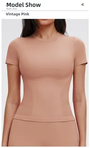 Primo piano della maglia da yoga rosa vintage con dettaglio a costine per vestibilità slim