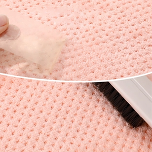 Serviette de sport en microfibre rose à tissage gaufre montrant sa texture durable