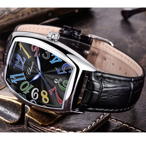 Dettaglio dell'orologio silver a botte con quadrante nero e cinturino in pelle