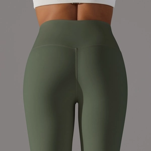 Détail macro du legging de yoga vert olive à taille haute avec effet push-up et tissu mat