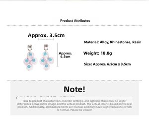 Vue détaillée de boucles d'oreilles pétales roses avec strass carrés et accents de perles bleues