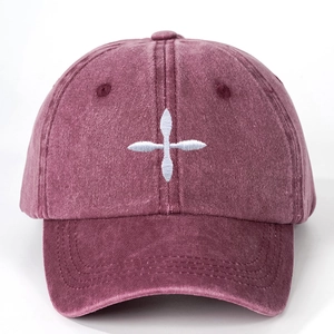 Dettaglio cappello da baseball in denim bordeaux lavato con croce ricamata bianca fine