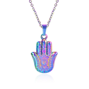 Gros plan du collier pendentif Main de Fatma irisé avec motifs mandala en relief précis