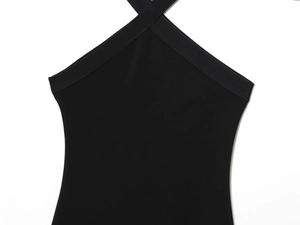 Détail du décolleté licou chic et du tissu noir élastique de cette robe longue élégante
