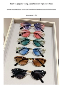 Détail de lunettes de soleil œil de chat sans monture avec strass et verres dégradés