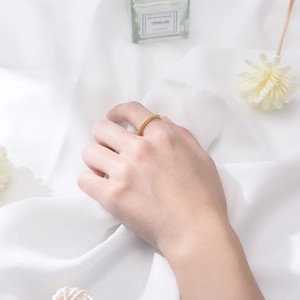 Elegant s925 sterling silver gold plated twist ring with woven design on female hand