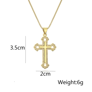Detailansicht des goldenen Doppel-Kreuzanhängers mit Maßen 3,5x2cm und einem Gewicht von 6g