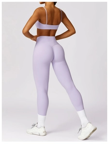 Rückansicht eines hellvioletten Yoga-Sets mit Sport-BH und figurformender Leggings