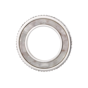 Vue détaillée du pendentif rond en acier avec nacre grise et entourage de diamants