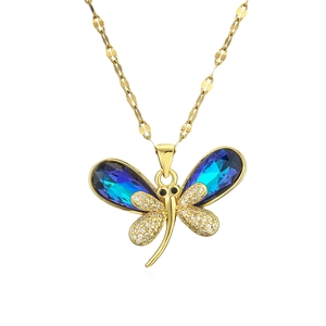 Collana a libellula placcata oro con ali in cristallo blu scuro e zirconi lucidi