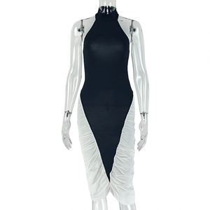 Détail d'une robe moulante contrastée noir et blanc avec fronces latérales et dos nu