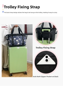 Dettaglio della fascia per trolley e tasca antifurto sulla borsa da viaggio skull