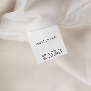 Vue macro de l'étiquette d'entretien montrant 100 % polyester et symboles de lavage