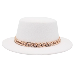 Cappello boater bianco in feltro con catena in metallo oro rosa per donne eleganti