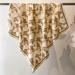 Vue détaillée du foulard en soie champagne avec motifs géométriques et drapé élégant