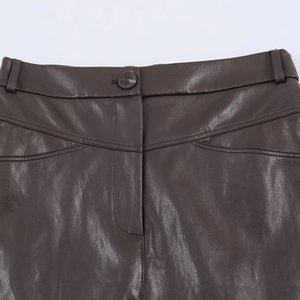 Jupe plissée à la mode en similicuir marron foncé avec détails de bouton et taille