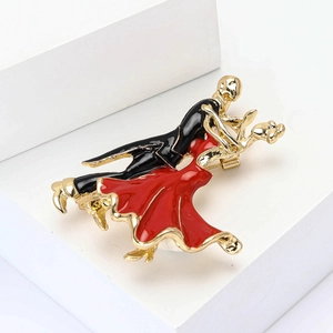 Broche couple dansant en émail doré avec détails de robe rouge et de costume noir