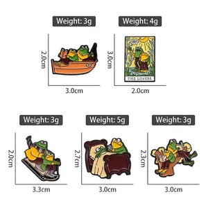 Lot de 5 pin's émaillés Grenouille et Crapaud avec motifs tarot de 2,0 à 3,3 cm de large