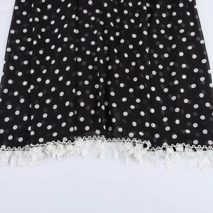 Robe longue sans manches à pois avec décolleté en V profond et ourlet en dentelle