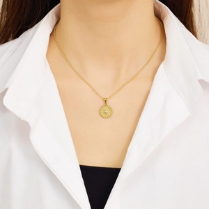 Collier en acier inoxydable plaqué or 18 carats avec un pendentif rond soleil vintage