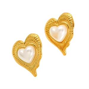 Boucles d'oreilles cœur doré avec perle blanche et bords métalliques texturés vintage