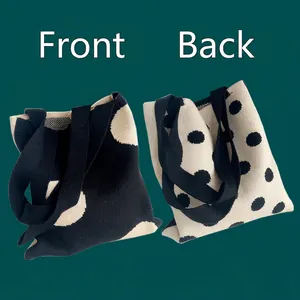 Dettaglio borsa shopper in maglia a pois reversibile con motivi bianchi e neri