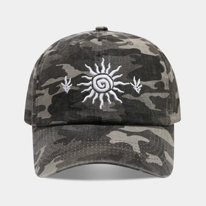 Casquette de baseball camouflage avec broderie soleil blanche et visière incurvée