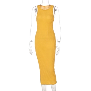 Detalle de la textura de punto acanalado amarillo y diseño sin mangas del vestido midi