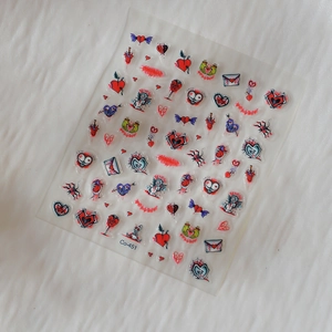 Details von 5D Halloween Nagelaufklebern mit gotischen blutigen Herzen und RIP-Motiven