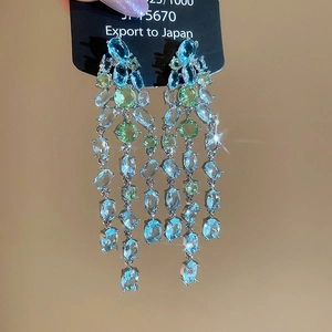 Détails de boucles d'oreilles longues à pampilles avec cristaux bleus et verts