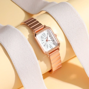 Detailansicht der roségoldenen rechteckigen Uhr mit Kettengliedarmband auf Display