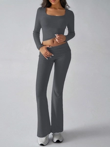 Ensemble haut à manches longues col carré et pantalon de yoga évasé en maille grise